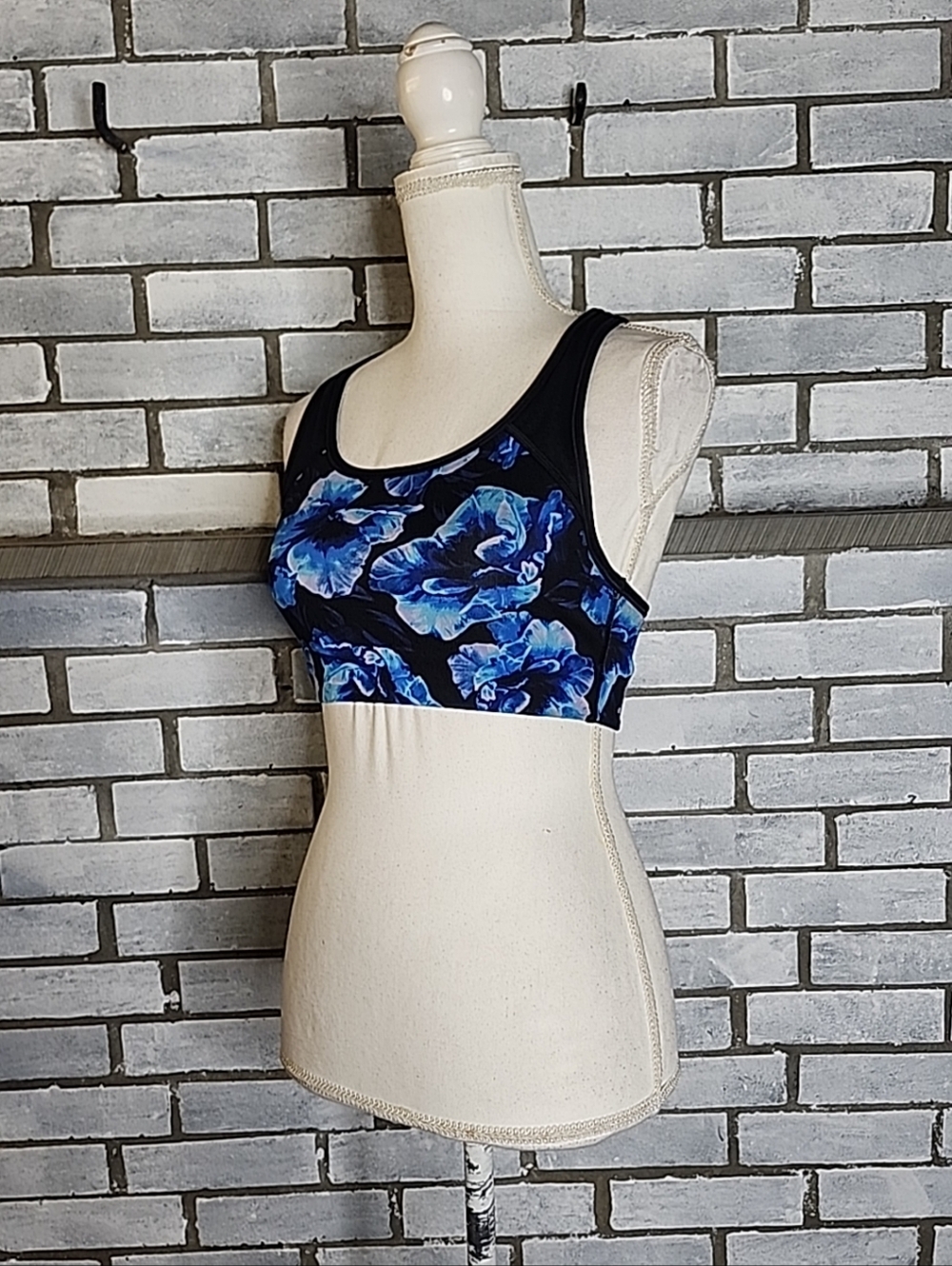 • Pink Victoria's Secret Ultimate Racerback Floral Sports Bra Size Small Blue